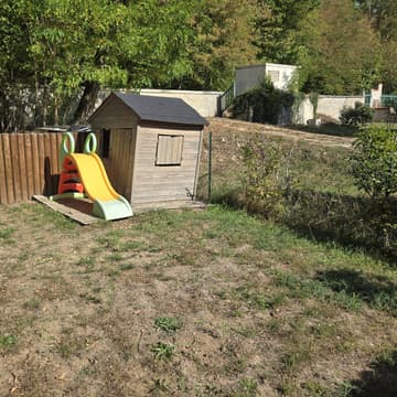 Toboggan et cabane en bois dans le jardin
