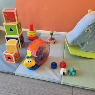 Cubes à empiler, escargot à formes et anneaux sur les tapis de sol