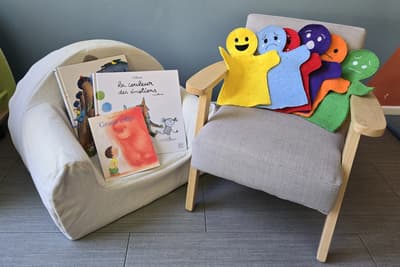 Livres d'enfants et marionnettes des émotions en feutrine