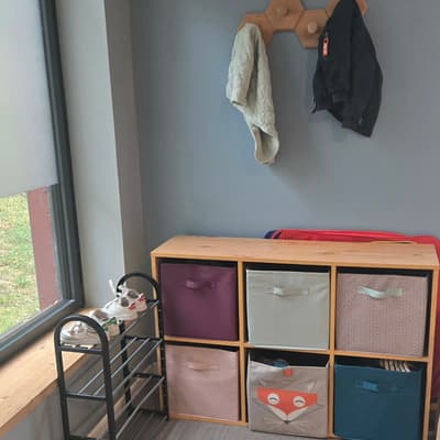 L'entrée : portemanteau, casiers de rangement et range-chaussures