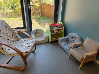 Coin lecture : livres présentés couverture visible et petits fauteuils d'enfant